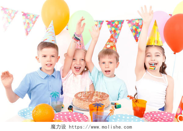 小孩子们开心的举办生日派对微笑的小孩笑脸笑容